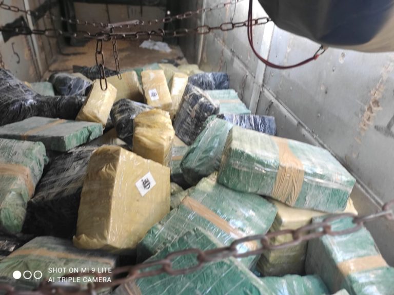 Carreta de Maringá é apreendida com 7 t de maconha no MS 