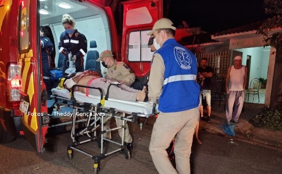 Chamado no portão, homem é agredido a coronhadas na cabeça 