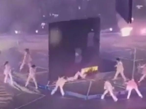 Integrante de boyband atingido por telão pode ficar tetraplégico 