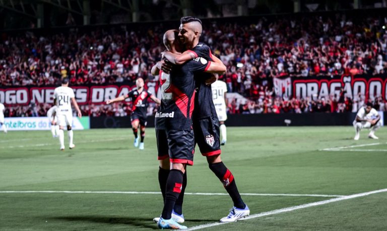 Atlético-GO vence o Corinthians