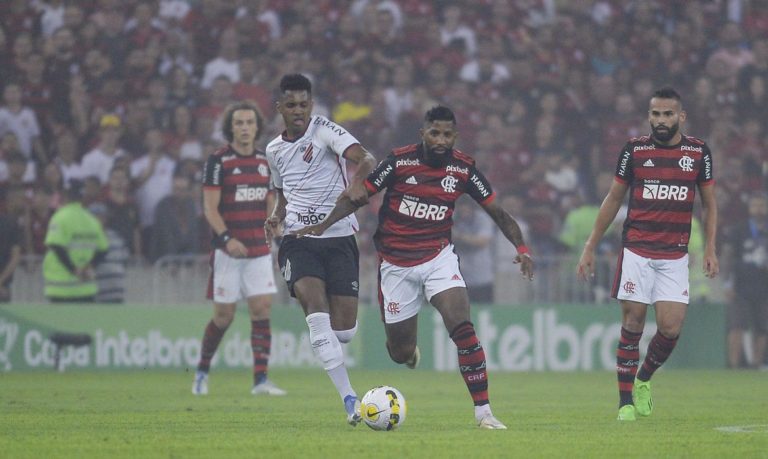 Flamengo pressiona, mas Athletico-PR segura empate