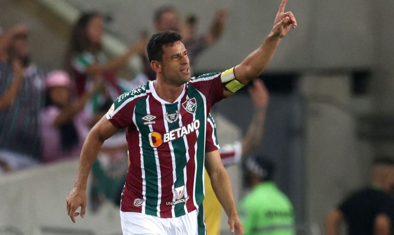 Fluminense goleia Corinthians