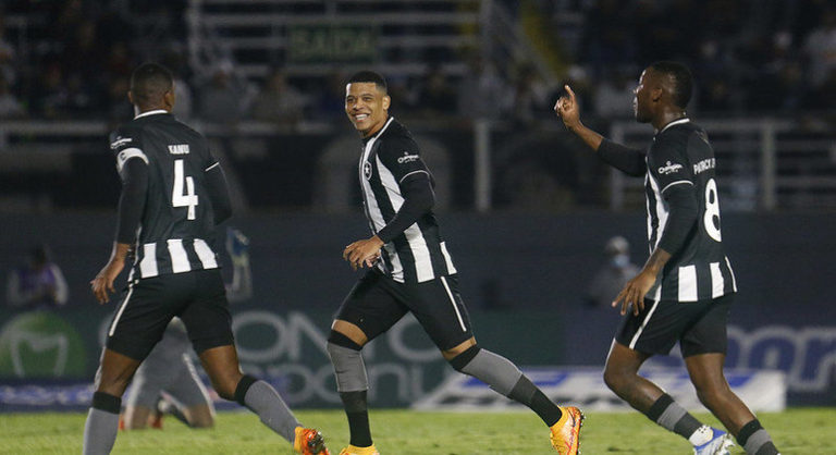 Botafogo supera dificuldades e vence o Bragantino