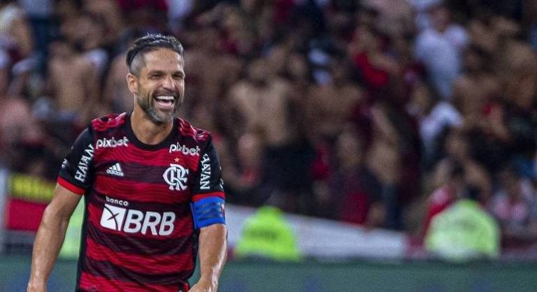 Flamengo vence Coritiba e sobe na tabela