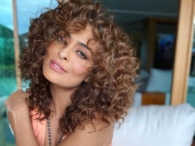 Juliana Paes exibe corpaço ao fazer alongamento