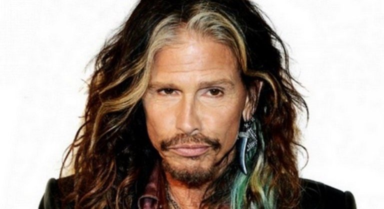 Steven Tyler, do Aerosmith, deixa clínica de reabilitação