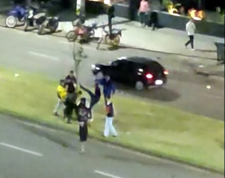 Briga generalizada defronte a casa noturna em Maringá 