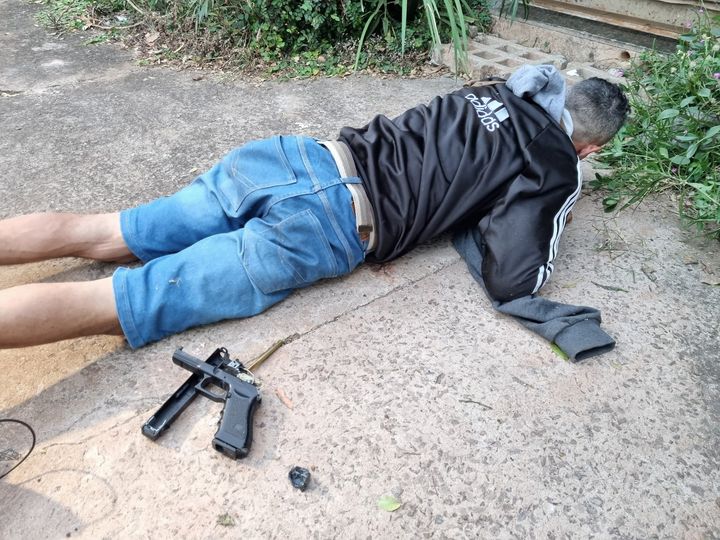 Tenta assaltar com arma de brinquedo e é espancado