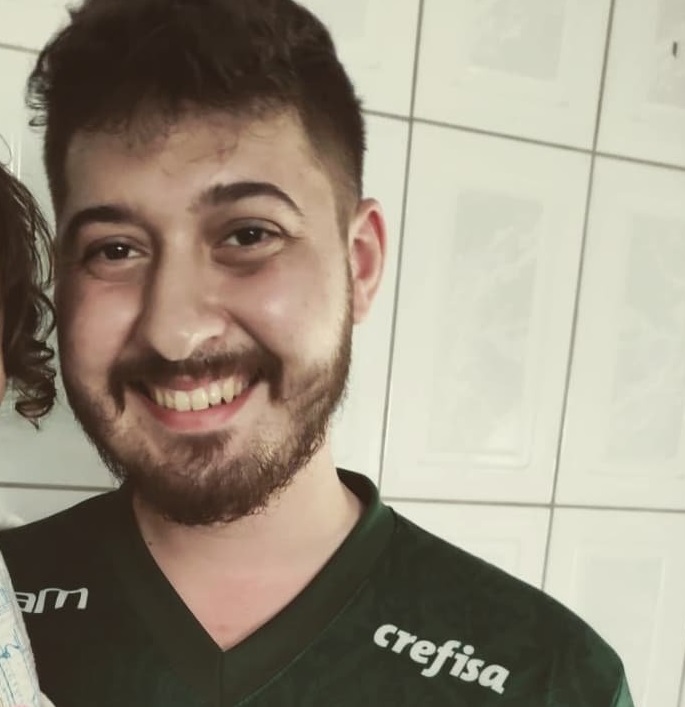 Jovem bate atrás de caminhão e morre na PR-323