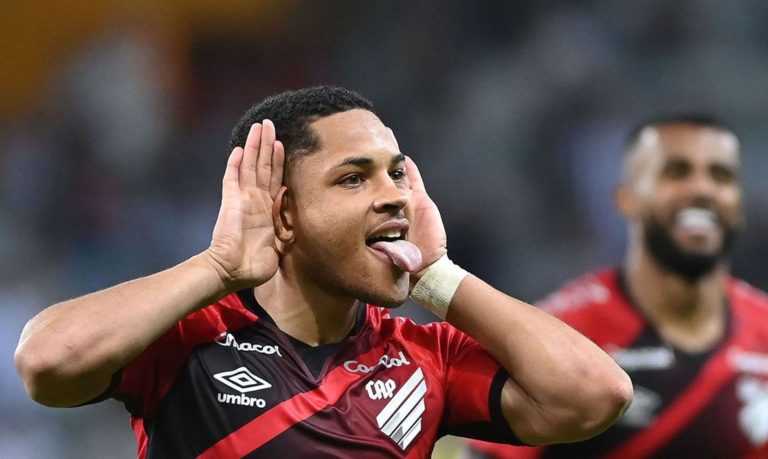 Athletico-PR vence Galo com gol no fim 