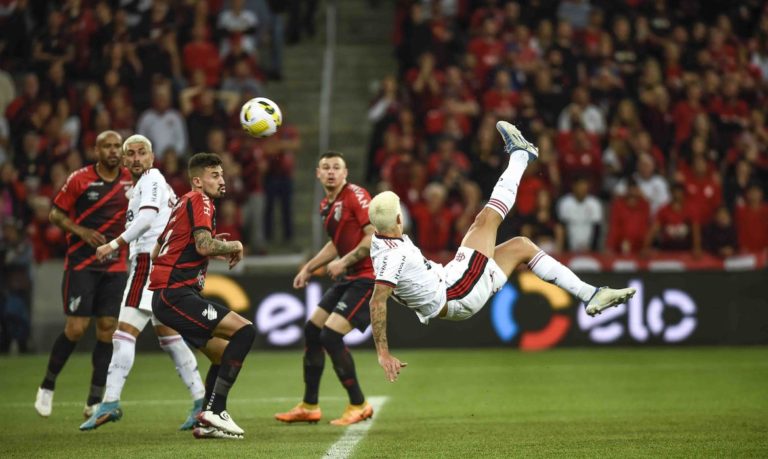 Flamengo bate Athletico-PR com golaço de Pedro