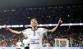 Corinthians vence o Bragantino e se mantém no G4 