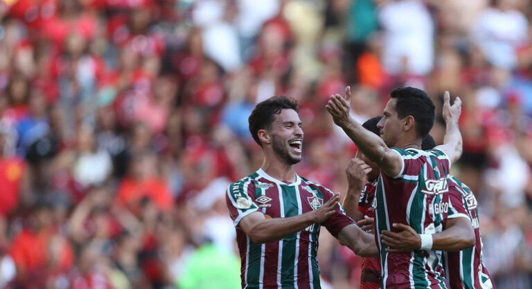 Fluminense vence e ultrapassa Flamengo
