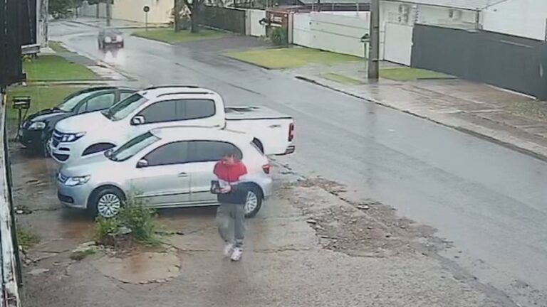 Homem foge de mercado com peça de contrafilé nas calças
