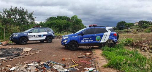 Troca tiros com a GM, abandona carro roubado e foge a pé