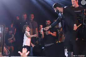 Gusttavo Lima recebe mulher e filhos em show