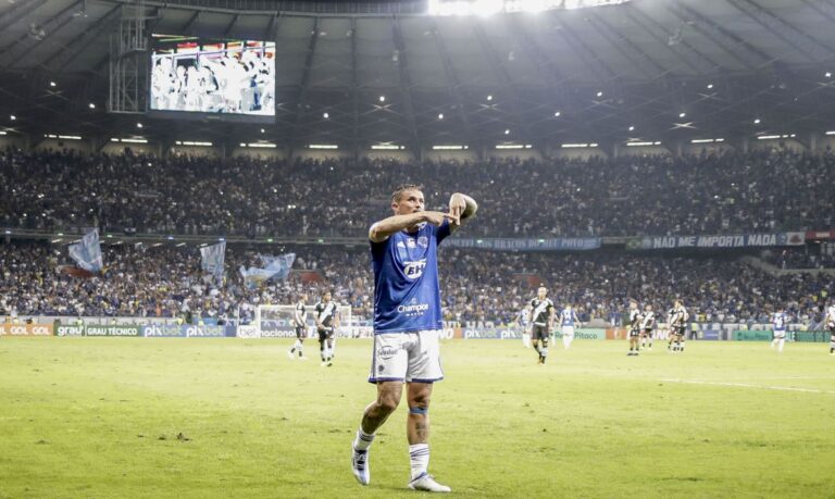 Cruzeiro derrota o Vasco e retorna à Série A