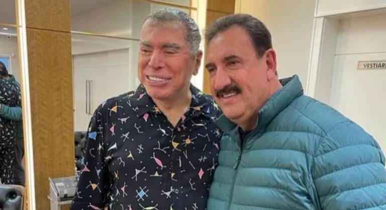 Ratinho flagra Silvio Santos de pijama e pintando o cabelo