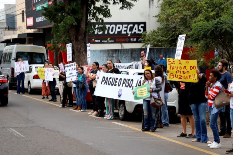 Servidores ameaçam greve para receber o piso