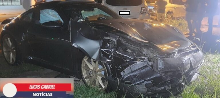 Condutor de carro de luxo causa grave acidente e foge do local