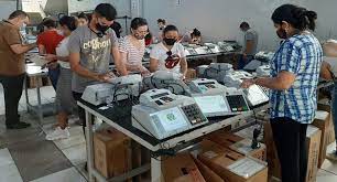 Urnas eletrônicas recebem mídias e são lacradas para Eleições 2022