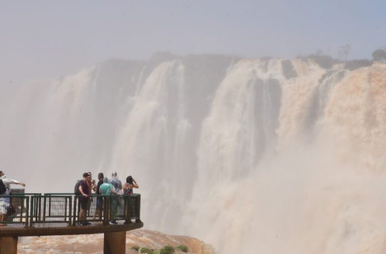 Turista cai nas cataratas do Iguaçu ao tentar fazer selfie