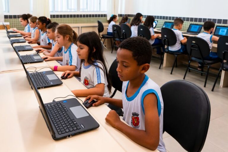 Maringá é a que mais investe em educação por aluno entre as grandes cidades do Paraná