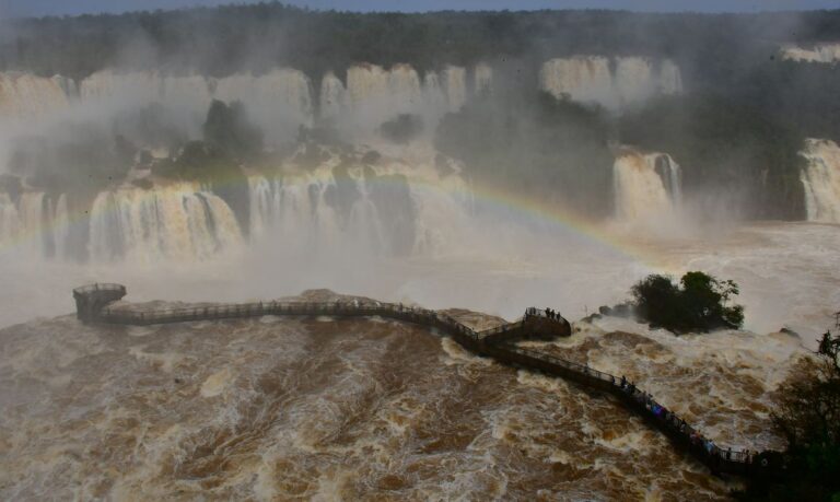 Passarela sobre Cataratas do Iguaçu é reaberta após redução da vazão