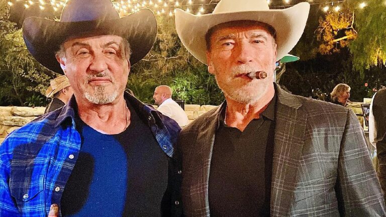 Stallone elogia Arnold Schwarzenegger ao posar com o ator
