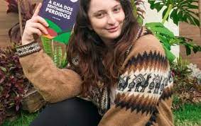 Escritora maringaense é finalista do 64º Prêmio Jabuti de Literatura