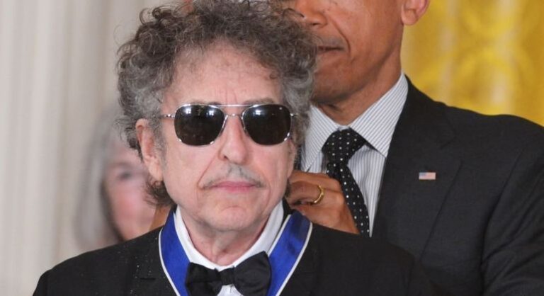 Bob Dylan se desculpa após venda de livros com autógrafos falsos