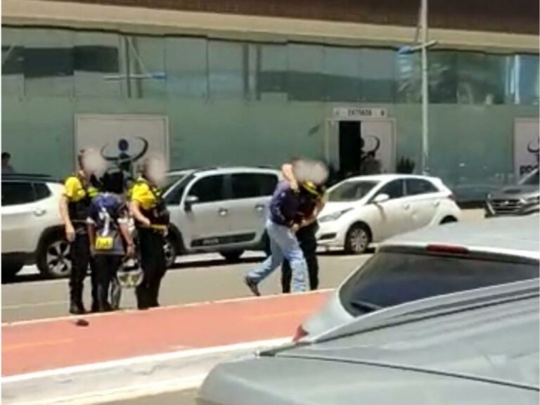 Agente de trânsito e motociclista saem no braço em Maringá