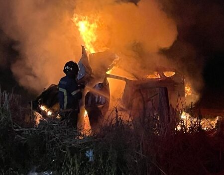 Caminhão pega fogo e motorista morre carbonizado