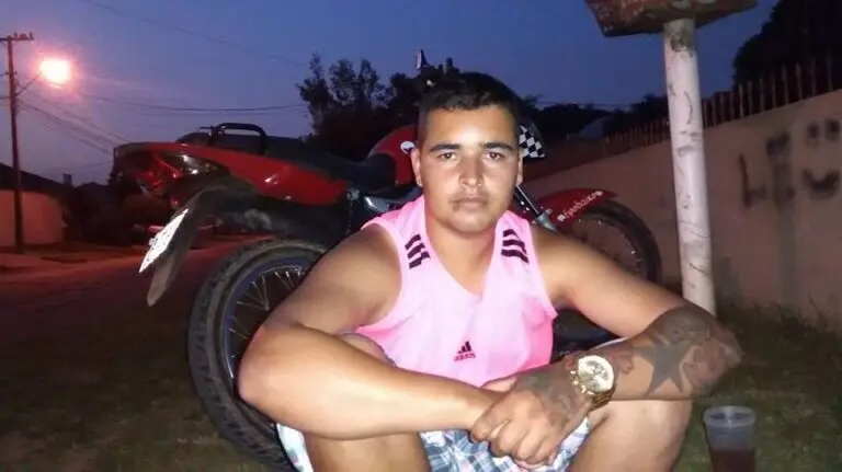 <strong>Morto a tiros na frente a mulher e do filho</strong>