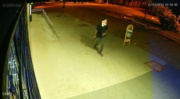 <strong>Roubo a banco frustrado e cinco suspeitos mortos na madrugada</strong>