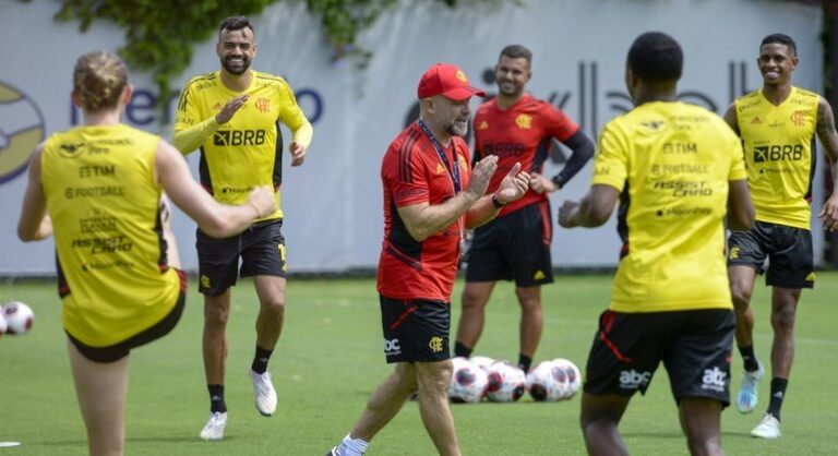 Flamengo realiza primeiro treinamento, ainda sem Vitor Pereira