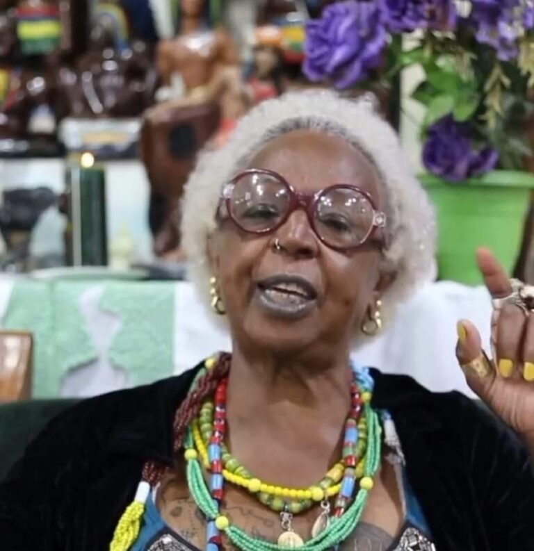 <strong>Mãe de santo é esfaqueada durante a assalto</strong>