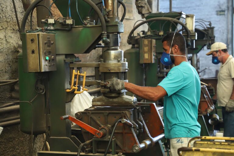 Paraná segue como o Estado que mais emprega no Sul