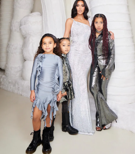 Kim Kardashian é criticada após mostrar filha de salto e maquiagem