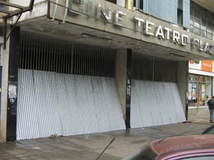 Pessoas em situação de rua transformam Cine Teatro Plaza em abrigo