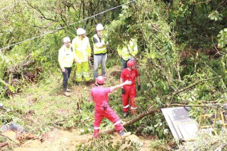 Equipes interligam frentes de trabalho e removem mais uma carreta da BR-376