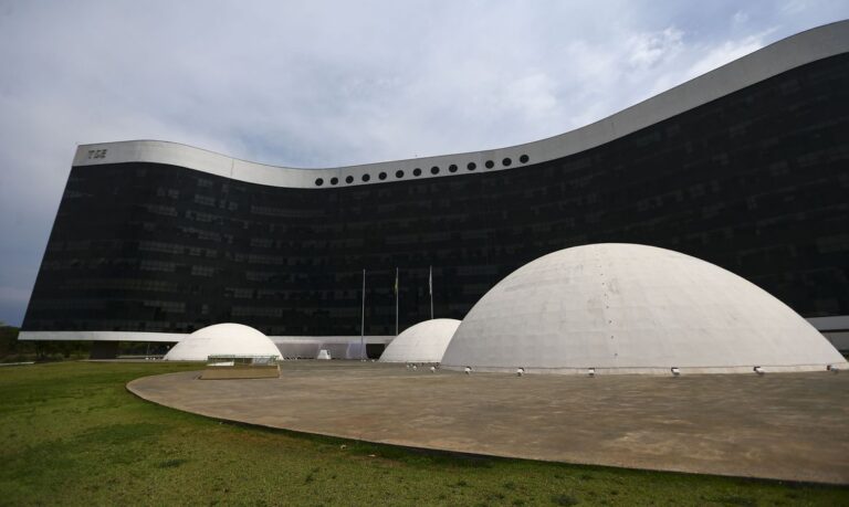Presidente e vice eleitos serão diplomados hoje no TSE