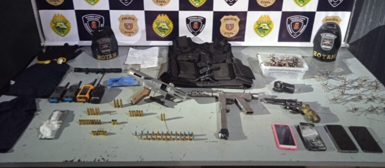 Família desacata a polícia e é presa com um arsenal
