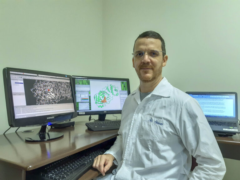 Professor da UEM identifica produto natural para combater o coronavírus