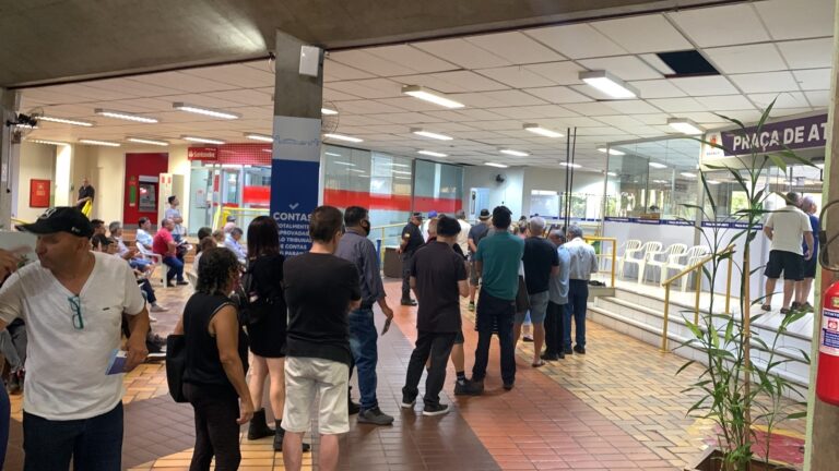 Contribuintes lotam Paço Municipal para emitir guias do IPTU 2023
