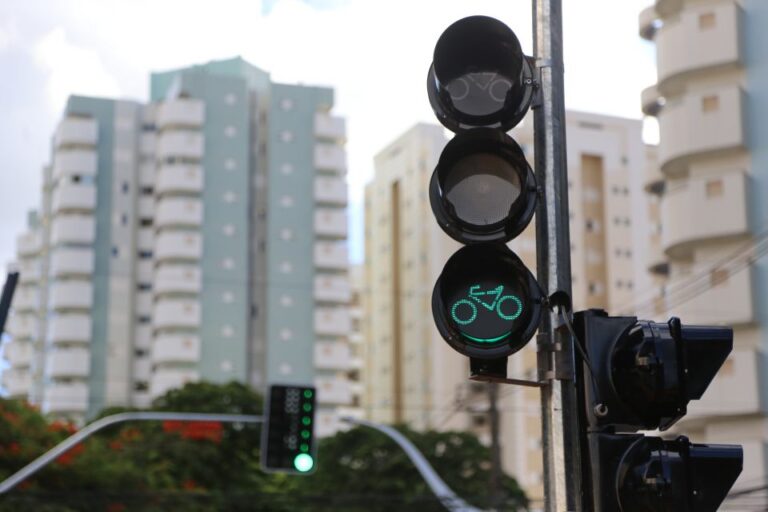 Semáforos para ciclistas começam a funcionar na Avenida Pedro Taques