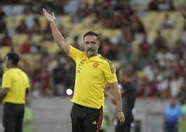 Torcida do Flamengo se desespera com Vítor Pereira e diverte a Fiel