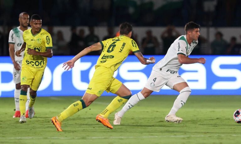 Palmeiras vence e assume liderança geral