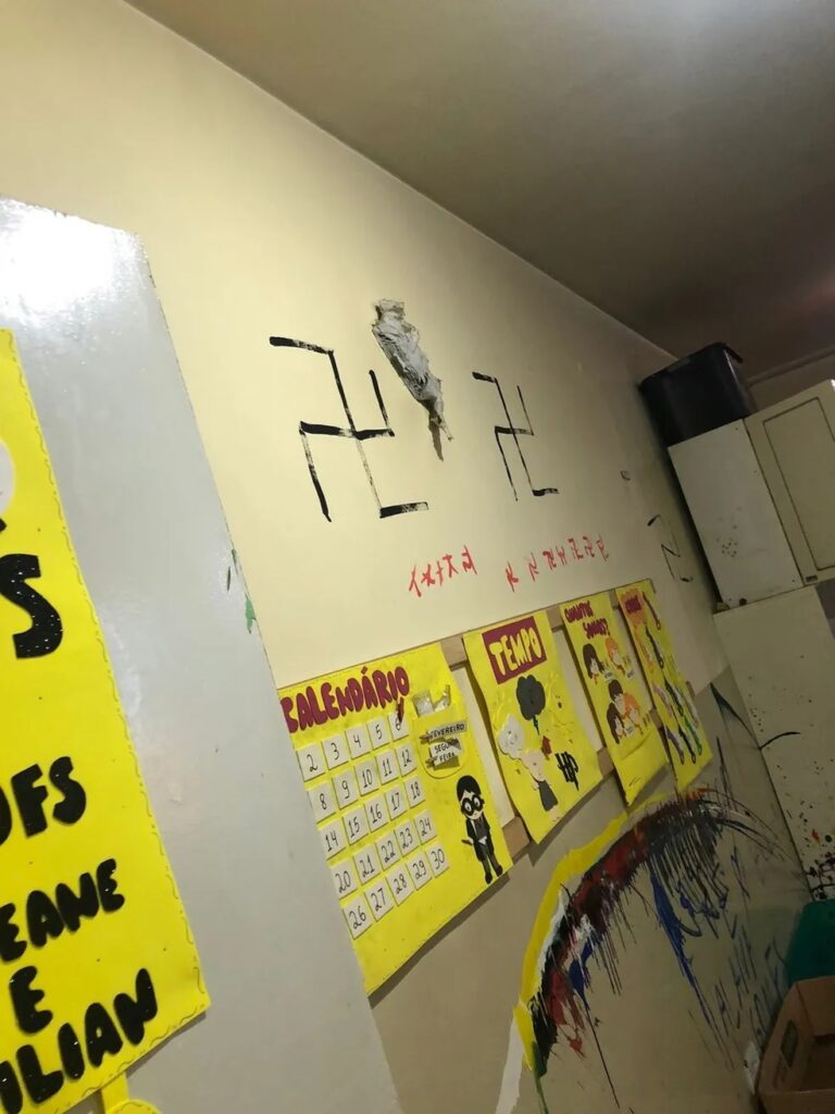Neonazistas invadem creche e desenham suástica nas paredes