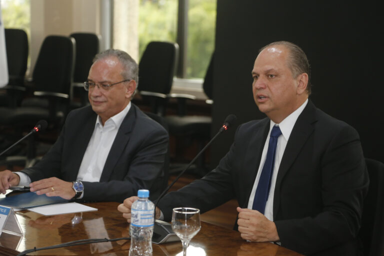 Estado quer estreitar laços com a indústria para crescer com velocidade